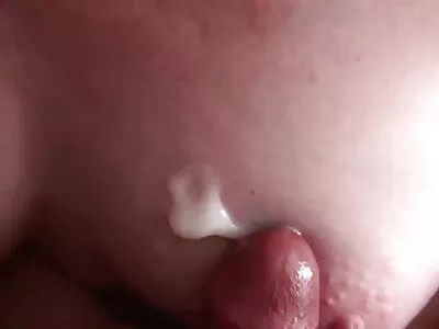 A morena em miniatura video porno filho comendo mae Harmony Wonder brinca com o pau do meio-irmão na cama