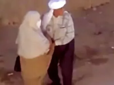 A mãe vídeo pornô de mamãe de cabelos curtos Cherry Aleksandra se masturba em seu quarto