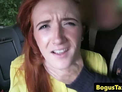 Jovem fode uma morena curvilínea na frente da esposa vídeo pornô de mãe e filho