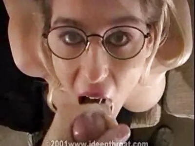 A pequena garota asiática Eva Yi é comida e transa no sofá vídeo pornô o filho comendo a mãe