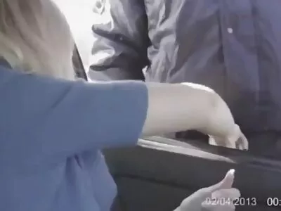 Linda garota está transando com sua colega de vídeo de pornô de mãe quarto