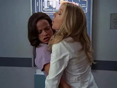 Ansiosa ninfeta Britney Amber transando com um filme pornô a mãe transando com filho cara mais jovem no sofá
