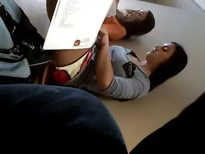 Spinner de cabelo loiro submete-se a fortes golpes de vídeo pornô mãe e filho transando xoxota