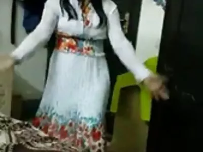 Jasmine Jae vídeo pornô de mãe com filho dá chupada e leva uma surra na sala
