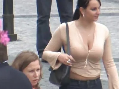 GILF gordo com seios flácidos leva vídeo pornô com mãe uma surra no sofá