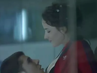 A dona de vídeo pornô filho comendo casa entediada seduz o melhor amigo de seu homem