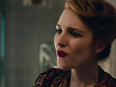 Charlie Red fica com óleo e é vídeo pornô mãe dormindo fodido adequadamente ao ar livre