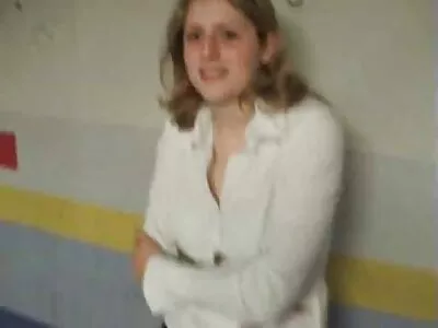 A loira videos pornos mãe e filho Kara Lee chupa pau no banheiro e fode com o meio-irmão