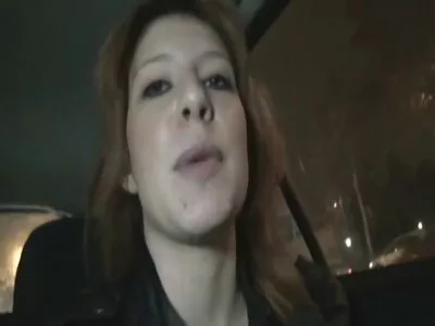 Natasha fica de quatro e leva um vídeo pornô da mãe grande pau latejante para dentro