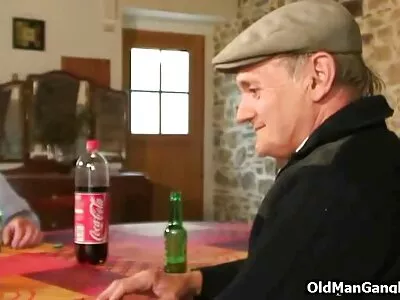Vadias peituda estão transando com um cara video porno comendo mae