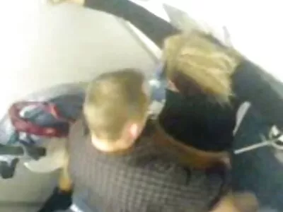 Vadia de cabelos curtos está sendo fodida com força por pono mae e filho duas BBCs