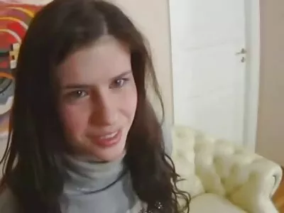Morena tatuada chupando vídeo de pornô filho comendo a mãe como uma profissional