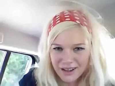 Loira gostosa Nina Milano com peitos grandes filme pornô de mães falsos faz sexo e fica com cara de pau